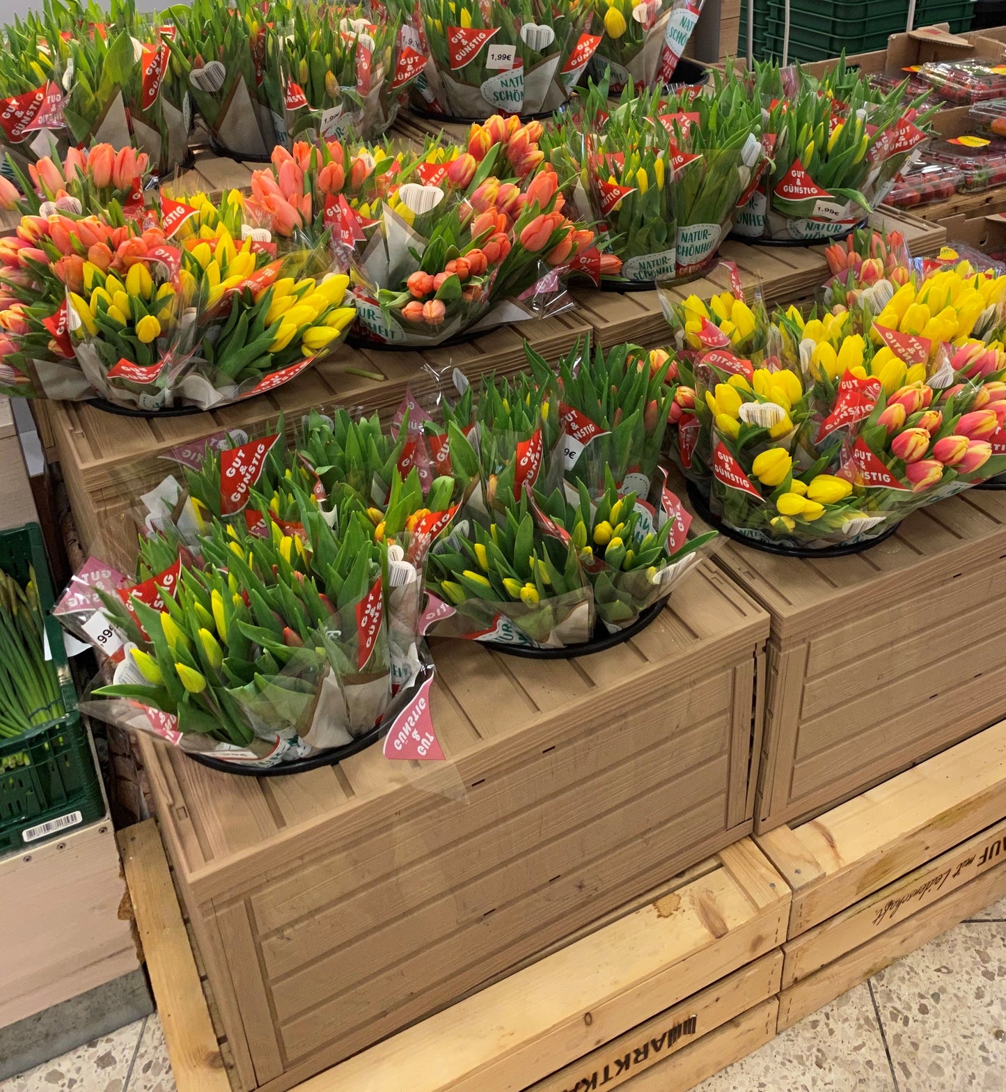 Blumendisplay in Holzoptik 2 Präsentationsebenen